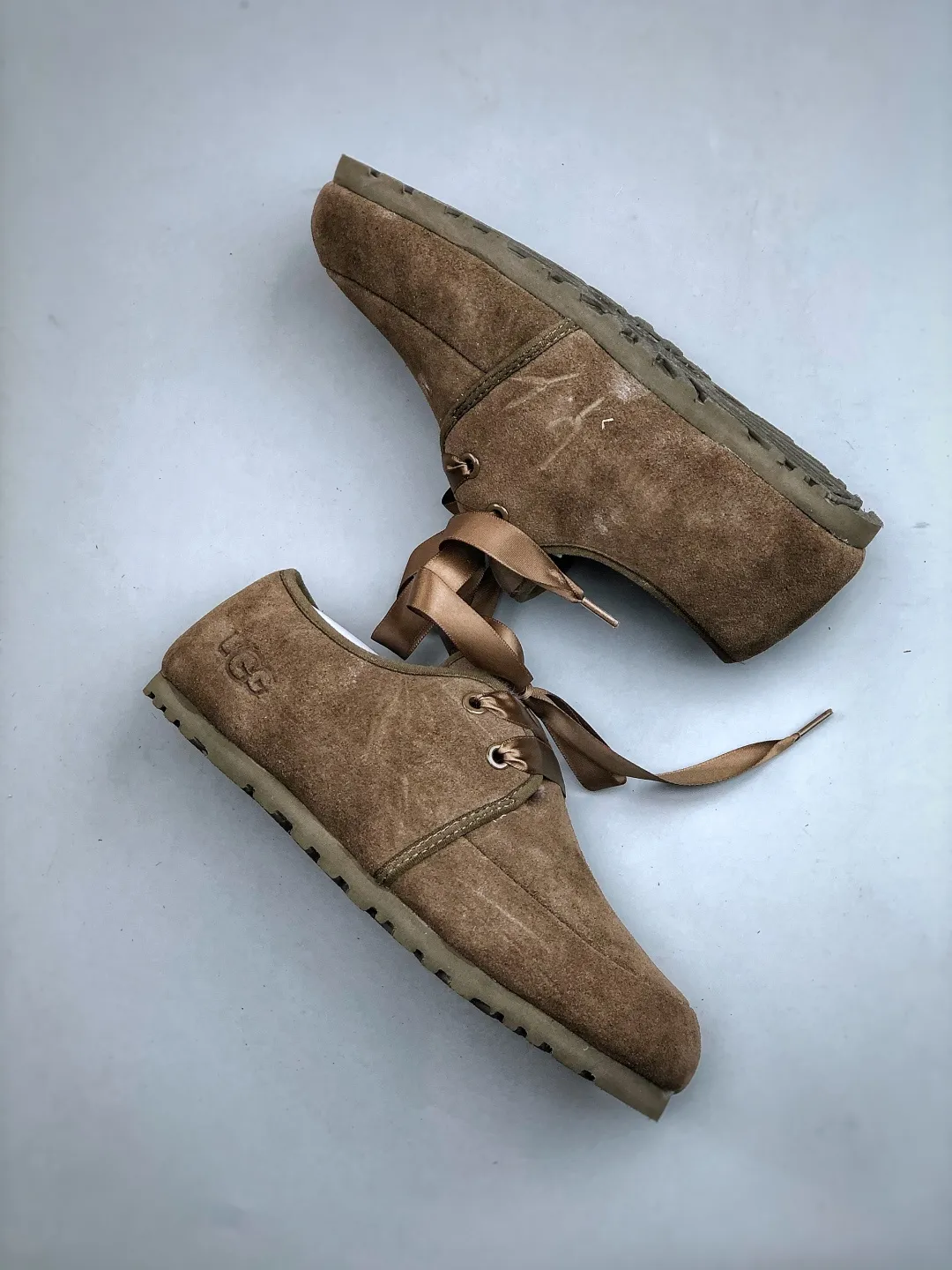 Local self-pickup 💰520 supports store release. The best-selling model on the entire network at the end of the year, UGG Mary Jane Mule slippers, 1.5CM thin sole, women's model, Xiaohongshu hot model, produced by a major foreign trade factory in Guangzhou, from toe to insole, real sheep fur, independent outer box packaging, craftsmanship, different from any version on the market, 1.5Ccm thin sole, independent original development of outsole, cashmere insole, keeping warm in winter, going out, and a very suitable choice for home use. This year uug launches a style series Partly catered to the preferences of young consumers, it has also moved to the forefront of fashion trends. Shoe body material: suede upper, 17mm UGGPURE™ implanted wool insole, lightweight non-slip and comfortable rubber outsole, with brand LOGO and trademark, with full packaging Size: 35-40